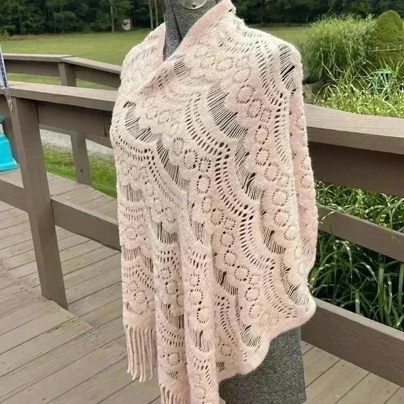 Romantic hut shawl. Beautiful. - Picture 3 of 6